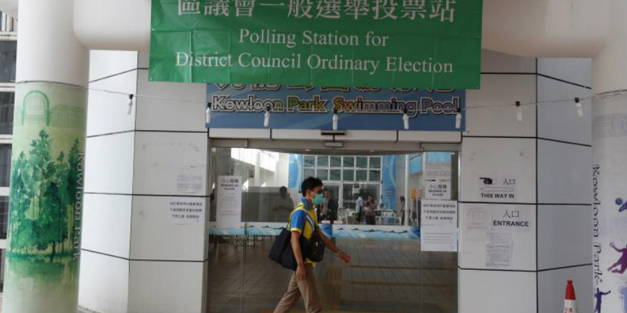 Εκλεισαν οι κάλπες των περιφερειακών εκλογών στο Χονγκ Κονγκ όπου καταγράφηκε συμμετοχή ρεκόρ